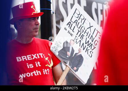 Steve Bray, attivista anti-Brexit, che indossa un cappello e una maglietta con un martello e una falce, ha fatto una dimostrazione al di fuori del Parlamento a Londra, in Inghilterra, il 22 luglio 2020. Ieri è stata pubblicata la relazione del tanto atteso Comitato per l'intelligence e la sicurezza (CSI) sull'attività russa nel Regno Unito, che include tra le sue affermazioni l'affermazione che il governo britannico 'attivamente evitato' indagando su possibili interferenze russe nel referendum del 2016 sull'adesione all'UE. (Foto di David Cliff/NurPhoto) Foto Stock