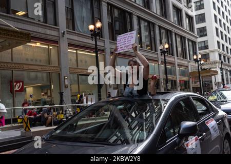 I membri e i sostenitori dell'Unione degli insegnanti di Chicago si uniscono a una carovana fuori dalla sede centrale delle scuole pubbliche di Chicago (CPS), mentre il 22 luglio 2020 si svolge una riunione del Chicago Board of Education all'interno di Chicago, Illinois. Citando i problemi di sicurezza, gli insegnanti chiedono di imparare a distanza questo autunno nelle scuole durante la pandemia COVID-19 invece che il piano ibrido CPS ha presentato. (Foto di Max Herman/NurPhoto) Foto Stock