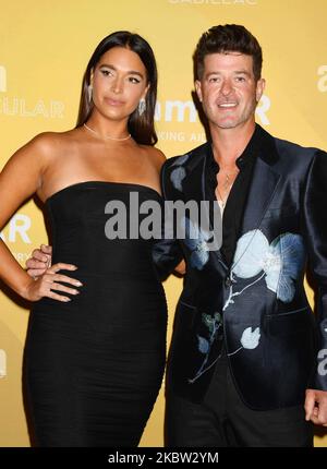 WEST HOLLYWOOD, CA - 03 NOVEMBRE: (L-R) April Love Geary e Robin Thicke partecipano al 2022° Gala dell'AMFAR di Los Angeles al Pacific Design Center il 03 novembre. Foto Stock