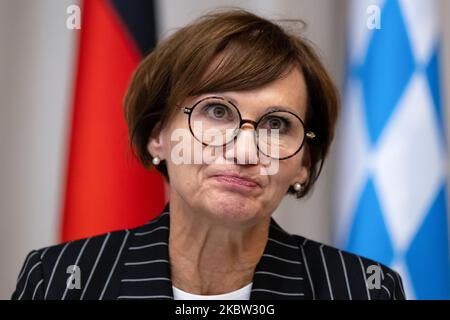 Monaco, Germania. 04th Nov 2022. Bettina Stark-Watzinger (FDP), Ministro federale dell'istruzione e della ricerca, partecipa a una conferenza stampa dopo una conferenza scientifica congiunta dei governi federale e statale (GWK). Tra le altre cose, i partecipanti vogliono discutere dei miglioramenti nella ricerca e nell'insegnamento presso le università tedesche. Credit: Sven Hoppe/dpa/Alamy Live News Foto Stock