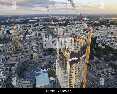 Una vista aerea è vista del centro della città con la torre di Varlo in costruzione a Varsavia, Polonia il 22 luglio 2020. La torre di Varco è destinata ad essere l'edificio più alto della Polonia e dell'UE, al termine di quest'anno. (Foto di Jaap Arriens/NurPhoto) Foto Stock