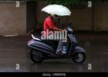 Popolo indiano durante il pesante monsone pioggia doccia in Ajmer, Rajasthan, India il 24 luglio 2020. (Foto di Himanshu Sharma/NurPhoto) Foto Stock