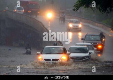 La gente indiana guida attraverso una strada allagata durante una pioggia pesante Monsoon a Ajmer, Rajasthan, India il 24 luglio 2020. (Foto di Himanshu Sharma/NurPhoto) Foto Stock