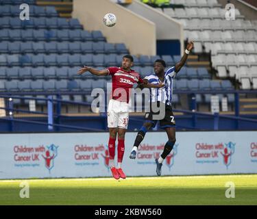 Ashley Fletcher of Middlesbrough contesta un titolo con Dominic Iorfa of Sheffield Mercoledì durante la partita Sky Bet Championship tra Sheffield Mercoledì e Middlesbrough a Hillsborough, Sheffield Mercoledì, Inghilterra, il 22nd luglio 2020. (Foto di Mark Fletcher/MI News/NurPhoto) Foto Stock