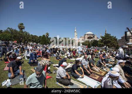 La gente attende la prima preghiera ufficiale del venerdì per iniziare fuori dalla Moschea di Hagia Sophia il 24 luglio 2020 a Istanbul, in Turchia. La moschea di Hagia Sophia si aprì per adorare 86 anni dopo la preghiera del venerdì che si sarebbe svolta oggi a Istanbul. (Foto di Onur Dogman/NurPhoto) Foto Stock