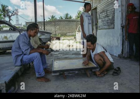 Independence day scene and Timorese daily life on 7day in Dili and Atambua Village, Timor-Leste, on May 20, 2002. Timorese youth play gambling at Dili, Timor-Leste. (Photo by Seung-il Ryu/NurPhoto) Stock Photo