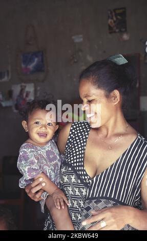 Independence Day scene e vita quotidiana timorese il 7day a Dili e Atambua Village, Timor-Leste, il 20 maggio 2002. Un Potrait di Timorese, figlio Madre. (Foto di Seung-il Ryu/NurPhoto) Foto Stock