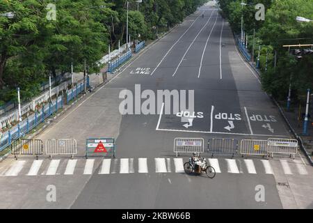 Una strada vuota durante il secondo giorno di chiusura forzata dal govt. Del Bengala Occidentale. Il 25 luglio 2020 a Kolkata, India. (Foto di Sukhomoy Sen/NurPhoto) Foto Stock