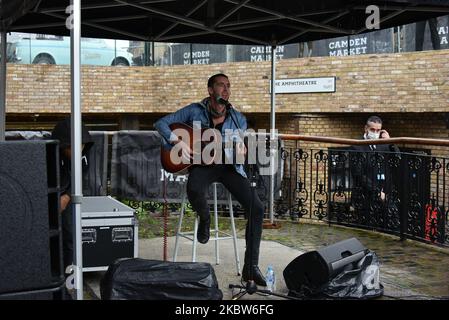 La cantante e cantautrice britannica Miles Kane suona dal vivo al Camden Market di Londra il 25 luglio 2020. Miles Kane si esibì all'anfiteatro di Camden dove la folla partecipò seguendo le misure di allontanamento sociale e indossando maschere, mentre le misure di Lockdown dovute all'epidemia di coronavirus furono attenuate. (Foto di Alberto Pezzali/NurPhoto) Foto Stock