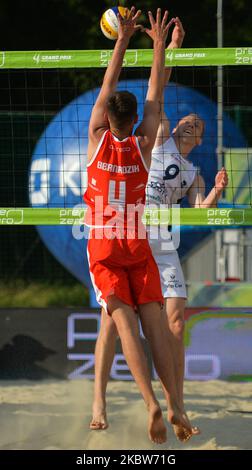 Asseco Resovia (Red) vs Grupa Azoty ZAKSA Kedzierzyn-Kozle (White) partita di pallavolo, durante il torneo PreZero Grand Prix di Cracovia, al complesso sportivo KS Wanda di Cracovia. I migliori giocatori di pallavolo di PlusLiga, TAURON Liga, si incontrano a Cracovia questo fine settimana durante i primi tre tornei del PreZero Grand Prix. Sabato 25 luglio 2020, a Cracovia, Malopolskie Voivodato, Polonia. (Foto di Artur Widak/NurPhoto) Foto Stock