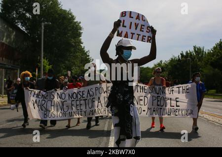 Un uomo nero tiene un cartello BLM durante una marcia per la brutalità della polizia contro le comunità nere a Boston, ma, 26 luglio 2020 (Foto di Anik Rahman/NurPhoto) Foto Stock