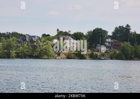 Case di fantasia lungo il lago Musselman a Whitchurch-Stouffville, Ontario, Canada, il 25 luglio 2020. (Foto di Creative Touch Imaging Ltd./NurPhoto) Foto Stock