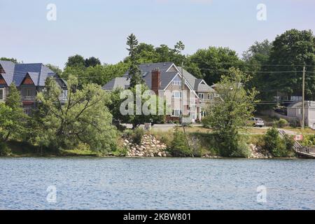 Case di fantasia lungo il lago Musselman a Whitchurch-Stouffville, Ontario, Canada, il 25 luglio 2020. (Foto di Creative Touch Imaging Ltd./NurPhoto) Foto Stock