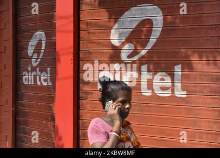 Una donna passa davanti a un negozio Airtel a Kolkata, India, 27 luglio 2020. (Foto di Indranil Aditya/NurPhoto) Foto Stock