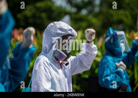 Un operatore sanitario che indossa una tuta di protezione personale (PPE) solleva il pugno chiuso durante una protesta contro il presidente filippino Rodrigo Duterte 5th Stato della nazione (SONA) a Quezon City, Filippine il 27 luglio 2020. Il presidente Duterte dovrebbe presentare la tabella di marcia per la ripresa del paese dalla pandemia al Batasang Pambansa anche a Quezon City. Solo 50 persone potranno presentarsi fisicamente al locale. Il Vice Presidente filippino Leni Robredo non è stato invitato a partecipare alla SONA.(Foto di Lisa Marie David/NurPhoto) Foto Stock