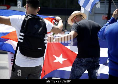 I dimostranti si radunano in Union Square contro le sanzioni economiche e di viaggio degli Stati Uniti contro Cuba, a New York City il 26 luglio 2020. I manifestanti contro il governo cubano e a sostegno del presidente degli Stati Uniti Trump si sono scontrati con i cubani che si oppongono al blocco economico degli Stati Uniti e alle accuse di Washington che i medici cubani, inviati in vari paesi per combattere il COVID-19, sono loro scagnozzi di governo. (Foto di John Lamparski/NurPhoto) Foto Stock