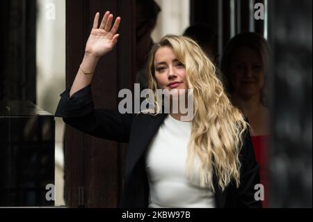 Amber Heared arriva alle Corti reali di Giustizia il giorno quindici dell'audizione sul caso di diffamazione contro il quotidiano Sun il 27 luglio 2020 a Londra, Inghilterra. Oggi la corte ascolterà i discorsi e le osservazioni finali dell’imputato, l’editore del Sole, News Group Newspaper, mentre Johnny Depp sta citando in giudizio il giornale su un articolo del 2018 in cui è stato accusato di essere violento nei confronti di Amber sentito durante il loro matrimonio. (Foto di Wiktor Szymanowicz/NurPhoto) Foto Stock