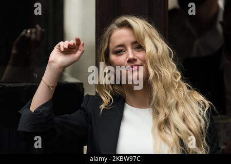 Amber Heared arriva alle Corti reali di Giustizia il giorno quindici dell'audizione sul caso di diffamazione contro il quotidiano Sun il 27 luglio 2020 a Londra, Inghilterra. Oggi la corte ascolterà i discorsi e le osservazioni finali dell’imputato, l’editore del Sole, News Group Newspaper, mentre Johnny Depp sta citando in giudizio il giornale su un articolo del 2018 in cui è stato accusato di essere violento nei confronti di Amber sentito durante il loro matrimonio. (Foto di Wiktor Szymanowicz/NurPhoto) Foto Stock