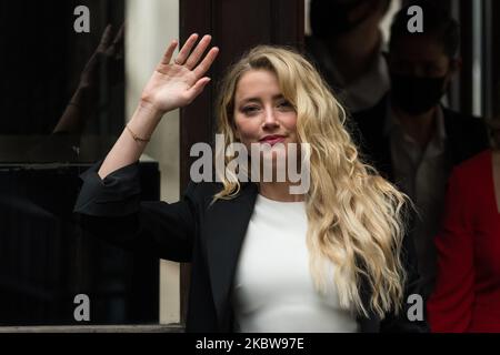 Amber Heared arriva alle Corti reali di Giustizia il giorno quindici dell'audizione sul caso di diffamazione contro il quotidiano Sun il 27 luglio 2020 a Londra, Inghilterra. Oggi la corte ascolterà i discorsi e le osservazioni finali dell’imputato, l’editore del Sole, News Group Newspaper, mentre Johnny Depp sta citando in giudizio il giornale su un articolo del 2018 in cui è stato accusato di essere violento nei confronti di Amber sentito durante il loro matrimonio. (Foto di Wiktor Szymanowicz/NurPhoto) Foto Stock