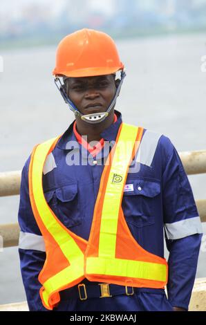 I lavoratori edili posa per fotografare durante i lavori di riparazione in corso iniziano sul terzo ponte continentale, il 26 luglio 2020, a Lagos. Nigeria, in particolare tra i periodi di punta del 6,30am e del 7pm, poiché molti più passeggeri saranno invitati a viaggiare attraverso rotte alternative e i corsi d'acqua, mentre la chiusura parziale del terzo ponte continentale di Lagos dura. (Foto di Olukayode Jaiyeola/NurPhoto) Foto Stock