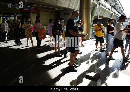 Persone che indossano maschere protettive al centro commerciale di Bangkok, Thailandia, 28 luglio 2020. (Foto di Anusak Laowilas/NurPhoto) Foto Stock