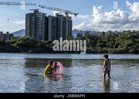 Una coppia si vede scattando una foto in mare il 28 luglio 2020 a Hong Kong, Cina. (Foto di Vernon Yuen/NurPhoto) Foto Stock