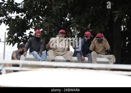 Un gruppo di addetti alle pulizie a bordo di un camion per le strade del centro storico di Città del Messico, Messico, il 27 luglio 2020 durante un'emergenza sanitaria dovuta a COVID-19 e un allarme emesso dalle autorità per tornare a una luce rossa per più casi di coronavirus nella capitale. (Foto di Gerardo Vieyra/NurPhoto) Foto Stock