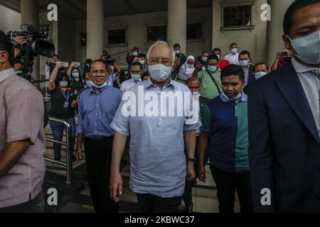 L'ex primo ministro malese Najib Razak lascia il complesso della Corte di Kuala Lumpur dopo aver pagato la cauzione a Kuala Lumpur il 29 luglio 2020. Najib Razak è stato condannato il 28 luglio a 12 anni di carcere per accuse di corruzione legate allo scandalo da più miliardi di dollari del 1MDB che ha portato alla caduta del suo governo due anni fa. (Foto di Mohd Firdaus/NurPhoto) Foto Stock