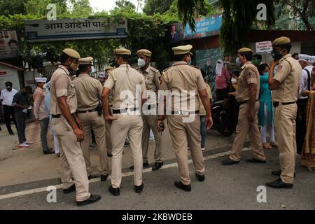 Il personale della polizia di Delhi, insieme al personale paramilitare, si è dispiegato al di fuori del quartier generale del partito AAM Aadmi (AAP) a Nuova Delhi mentre i membri dell'AAP hanno protestato contro il nuovo regime fiscale annunciato dalla South Delhi Municipal Corporation (SDMC) guidata dal BJP il 29 luglio 2020. la marcia di protesta è iniziata dal quartier generale del partito e la polizia ha fermato i manifestanti prima che raggiungessero il quartier generale del BJP. (Foto di Mayank Makhija/NurPhoto) Foto Stock