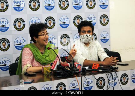 Atishi, AAM Aadmi Party's (AAP) MLA di Kalkaji durante la conferenza stampa presso la sede AAP a DDU Marg a NUOVA Delhi il 29 luglio, 2020 per quanto riguarda c il leader della Camera della North Delhi Municipal Corporation e consigliere della BJP Yogesh Kumar Verma ha inviato un avviso di diffamazione criminale di RS 1 crore a lei e Raghav Chadha. Ha affermato che la notifica legale è stata in risposta ad una conferenza stampa che hanno condotto in cui la parte ha sollevato la questione del presunto mancato pagamento delle retribuzioni ai medici residenti in due ospedali gestiti da NDMC. (Foto di Mayank Makhija/NurPhoto) Foto Stock