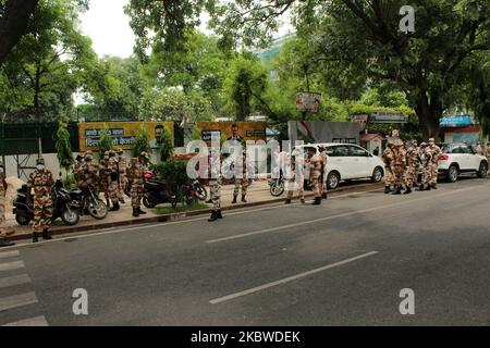 Il personale della polizia di Delhi, insieme al personale paramilitare, si è dispiegato al di fuori del quartier generale del partito AAM Aadmi (AAP) a Nuova Delhi mentre i membri dell'AAP hanno protestato contro il nuovo regime fiscale annunciato dalla South Delhi Municipal Corporation (SDMC) guidata dal BJP il 29 luglio 2020. la marcia di protesta è iniziata dal quartier generale del partito e la polizia ha fermato i manifestanti prima che raggiungessero il quartier generale del BJP. (Foto di Mayank Makhija/NurPhoto) Foto Stock