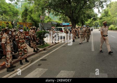 Il personale della polizia di Delhi, insieme al personale paramilitare, si è dispiegato al di fuori del quartier generale del partito AAM Aadmi (AAP) a Nuova Delhi mentre i membri dell'AAP hanno protestato contro il nuovo regime fiscale annunciato dalla South Delhi Municipal Corporation (SDMC) guidata dal BJP il 29 luglio 2020. la marcia di protesta è iniziata dal quartier generale del partito e la polizia ha fermato i manifestanti prima che raggiungessero il quartier generale del BJP. (Foto di Mayank Makhija/NurPhoto) Foto Stock