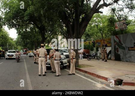 Il personale della polizia di Delhi, insieme al personale paramilitare, si è dispiegato al di fuori del quartier generale del partito AAM Aadmi (AAP) a Nuova Delhi mentre i membri dell'AAP hanno protestato contro il nuovo regime fiscale annunciato dalla South Delhi Municipal Corporation (SDMC) guidata dal BJP il 29 luglio 2020. la marcia di protesta è iniziata dal quartier generale del partito e la polizia ha fermato i manifestanti prima che raggiungessero il quartier generale del BJP. (Foto di Mayank Makhija/NurPhoto) Foto Stock