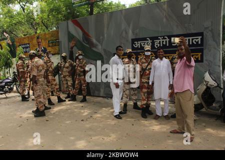 Il personale della polizia di Delhi, insieme al personale paramilitare, si è dispiegato al di fuori del quartier generale del partito AAM Aadmi (AAP) a Nuova Delhi mentre i membri dell'AAP hanno protestato contro il nuovo regime fiscale annunciato dalla South Delhi Municipal Corporation (SDMC) guidata dal BJP il 29 luglio 2020. la marcia di protesta è iniziata dal quartier generale del partito e la polizia ha fermato i manifestanti prima che raggiungessero il quartier generale del BJP. (Foto di Mayank Makhija/NurPhoto) Foto Stock