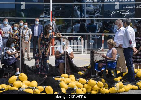 La regina Letizia parla con alcune 'deras' (donne che cuciscono le reti delle barche da pesca) nel mercato del pesce di Santona durante la sua visita istituzionale in Cantabria, Spagna, il 29 luglio 2020. (Foto di Joaquin Gomez Sastre/NurPhoto) Foto Stock