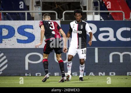 La Juventus Forward Juan Cuadrado (16) combatte per la palla contro il calciatore cagliaritano Federico Mattiello (3) durante la Serie Una partita di calcio n.37 tra Cagliari e Juventus il 29 luglio 2020 all'Arena Sardegna di Cagliari, Sardegna, Italia. Risultato finale: Cagliari-Juventus 2-0. (Foto di Matteo Bottanelli/NurPhoto) Foto Stock