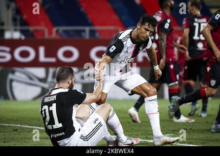 Juventus forward Cristiano Ronaldo (7) solleva Juventus forward Gonzalo Higuain (21) durante la Serie Una partita di calcio n.37 tra Cagliari e Juventus il 29 luglio 2020 presso l'Arena Sardegna di Cagliari, Sardegna, Italia. Risultato finale: Cagliari-Juventus 2-0. (Foto di Matteo Bottanelli/NurPhoto) Foto Stock