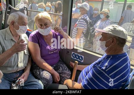 I passeggeri indossano maschere protettive all'interno di un filobus in mezzo allo scoppio della malattia di coronavirus COVID-19 a Kyiv, Ucraina il 29 luglio 2020 (Foto di Maxym Marusenko/NurPhoto) Foto Stock