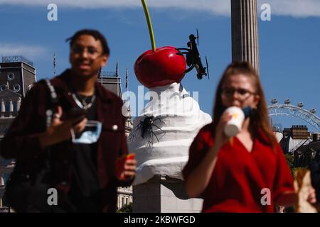 'THE END', dell'artista britannico Heather Phillipson, siede sul quarto Plinth in Trafalgar Square a Londra, Inghilterra, il 30 luglio 2020. L'installazione, svelata oggi, ha visto il suo debutto ritardato da marzo a causa della pandemia di coronavirus. La sua rappresentazione di un vortice di crema sormontato da ciliegie, più un drone e una mosca, è descritta dalla sua nota esplicativa allegata come un 'documento all'hubris e al collasso imminente'. Il pezzo è la 13th commissione ad occupare il plinto e rimarrà in vigore fino al 2022. (Foto di David Cliff/NurPhoto) Foto Stock