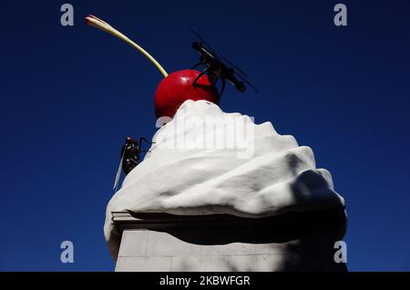 'THE END', dell'artista britannico Heather Phillipson, siede sul quarto Plinth in Trafalgar Square a Londra, Inghilterra, il 30 luglio 2020. L'installazione, svelata oggi, ha visto il suo debutto ritardato da marzo a causa della pandemia di coronavirus. La sua rappresentazione di un vortice di crema sormontato da ciliegie, più un drone e una mosca, è descritta dalla sua nota esplicativa allegata come un 'documento all'hubris e al collasso imminente'. Il pezzo è la 13th commissione ad occupare il plinto e rimarrà in vigore fino al 2022. (Foto di David Cliff/NurPhoto) Foto Stock