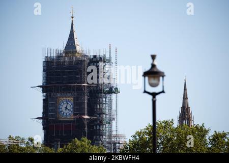 L'impalcatura circonda la Torre Elizabeth, comunemente nota come Big ben, a Londra, Inghilterra, il 30 luglio 2020. I lavori di restauro saranno completati l'anno prossimo. (Foto di David Cliff/NurPhoto) Foto Stock