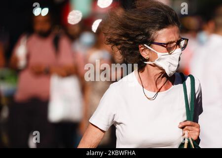 Una donna che indossa una maschera facciale attraversa Oxford Circus a Londra, Inghilterra, il 30 luglio 2020. I dati dell'Ufficio nazionale di statistica del Regno Unito hanno rivelato oggi che il paese ha subito il più alto numero di decessi in eccesso in Europa durante la pandemia di coronavirus. Il primo ministro britannico Boris Johnson, parlando in relazione a un apparente riemergere di casi in altre parti d'Europa, ha messo in guardia oggi contro l'autocompiacimento, sottolineando la necessità di continuare a 'discipline? Da parte dei cittadini. (Foto di David Cliff/NurPhoto) Foto Stock