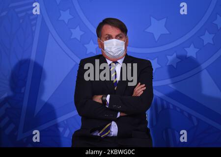 il presidente brasiliano Jair Bolsonaro partecipa alla cerimonia di lancio di una campagna a sostegno delle donne rurali a Palazzo di Brasilia, in Brasile, mercoledì 29 luglio 2020. (Foto di Andre Borges/NurPhoto) Foto Stock