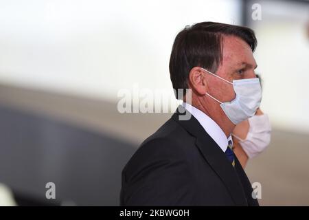 il presidente brasiliano Jair Bolsonaro arriva per partecipare alla cerimonia di lancio di una campagna a sostegno delle donne rurali al Palazzo di Brasilia, in Brasile, mercoledì 29 luglio 2020. (Foto di Andre Borges/NurPhoto) Foto Stock