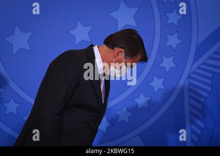 il presidente brasiliano Jair Bolsonaro partecipa alla cerimonia di lancio di una campagna a sostegno delle donne rurali a Palazzo di Brasilia, in Brasile, mercoledì 29 luglio 2020. (Foto di Andre Borges/NurPhoto) Foto Stock
