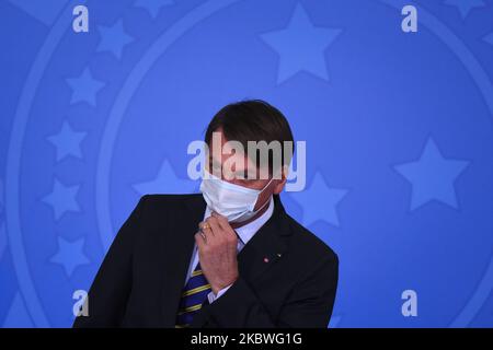 il presidente brasiliano Jair Bolsonaro partecipa alla cerimonia di lancio di una campagna a sostegno delle donne rurali a Palazzo di Brasilia, in Brasile, mercoledì 29 luglio 2020. (Foto di Andre Borges/NurPhoto) Foto Stock