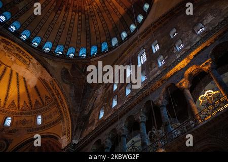 Una vista interna della Grande Moschea di Hagia Sophia alla vigilia di Eid al-Adha il 30 luglio 2020 a Istanbul, Turchia. All’inizio di questo mese, il Consiglio di Stato, il più alto organo amministrativo della Turchia, ha revocato lo status di museo di Hagia Sophia del VI secolo e il monumento è stato poi riconvertito in museo. La maggior parte dei mosaici, delle decorazioni e degli ornamenti legati al cristianesimo sono coperti di tende durante le preghiere. (Foto di Erhan Demirtas/NurPhoto) Foto Stock