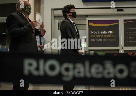 I passeggeri sono visti indossare una maschera protettiva dopo essere sbarcati da un volo dalla Germania, il 30 luglio 2020, all'aeroporto internazionale Tom Jobim (Galeao) di Rio De Janeiro, Brasile, situato sull'isola del governatore. Il 30 luglio 2020, il Brasile ha riaperto i confini per i turisti come misura per alleviare la situazione economica del settore turistico. Il paese ha superato il segno di 90.000 morti a causa di COVID-19 (Coronavirus) e 2.500.000 casi confermati di malattia. (Foto di Allan Carvalho/NurPhoto) Foto Stock