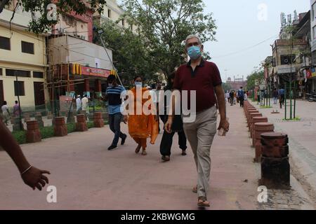 La gente è vista camminare su un tratto di recente costruzione tra il forte rosso e Fatehpuri a Chandni Chowk in mezzo a lavori di ristrutturazione in corso il 31 luglio 2020 a Nuova Delhi, India. Come parte di un piano per risviluppare la zona e ripristinare la sua gloria, il partito AAM Aadmi (AAP) ha guidato il governo di Delhi sta lavorando per rendere il tratto di 1,3 km di Chandni Chowk completamente auto-free e zona pedonale amichevole. (Foto di Mayank Makhija/NurPhoto) Foto Stock