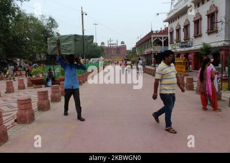 La gente è vista camminare su un tratto di recente costruzione tra il forte rosso e Fatehpuri a Chandni Chowk in mezzo a lavori di ristrutturazione in corso il 31 luglio 2020 a Nuova Delhi, India. Come parte di un piano per risviluppare la zona e ripristinare la sua gloria, il partito AAM Aadmi (AAP) ha guidato il governo di Delhi sta lavorando per rendere il tratto di 1,3 km di Chandni Chowk completamente auto-free e zona pedonale amichevole. (Foto di Mayank Makhija/NurPhoto) Foto Stock